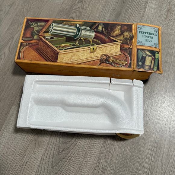 Vintage Avon Pepperbox Pistol 1850 Tai Winds Cologne Decanter in Original Box - Picture 12 of 13